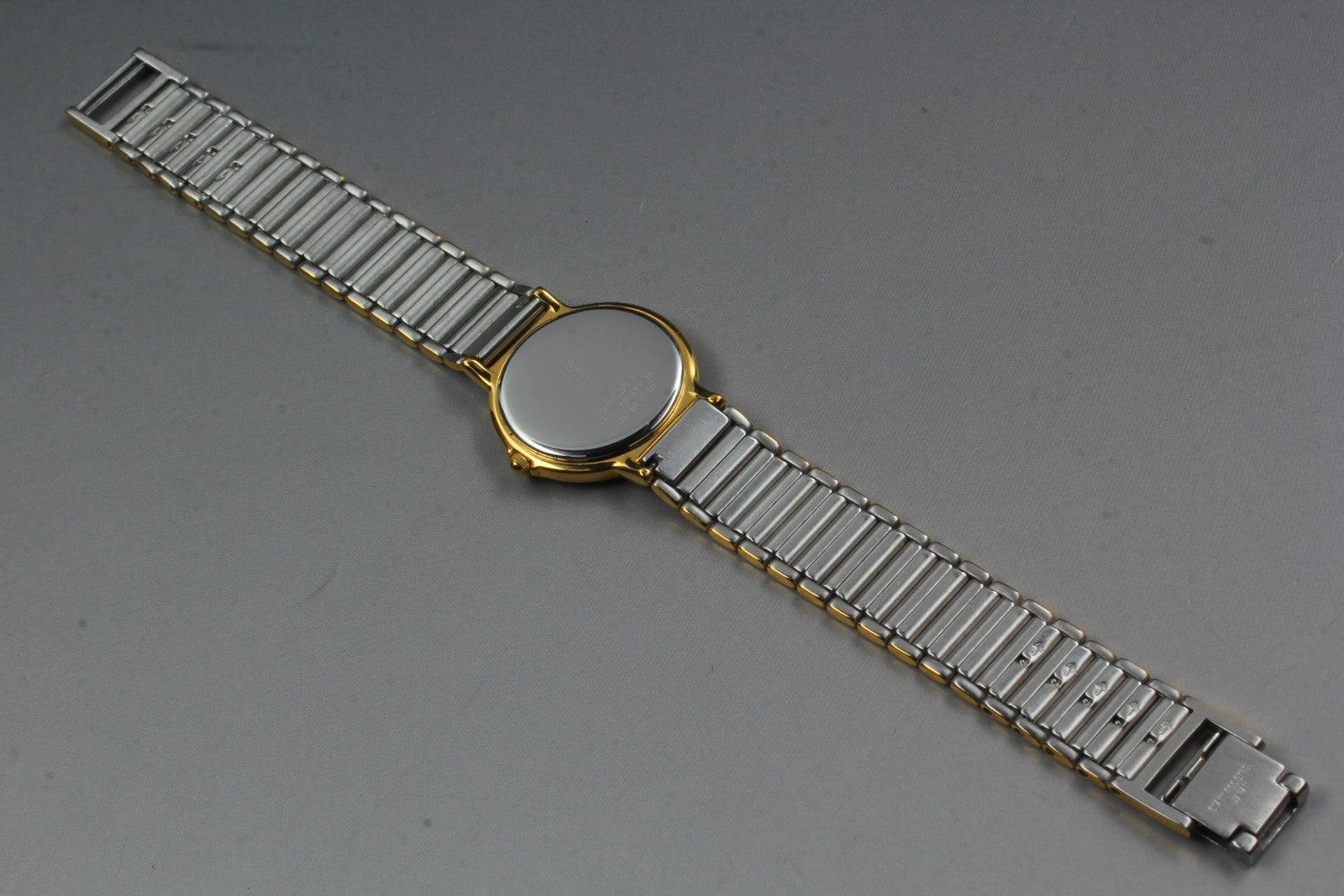 Near MINT Vintage Yves Saint Laurent 2200-228481 23mm Quartz Gold Dial Women's