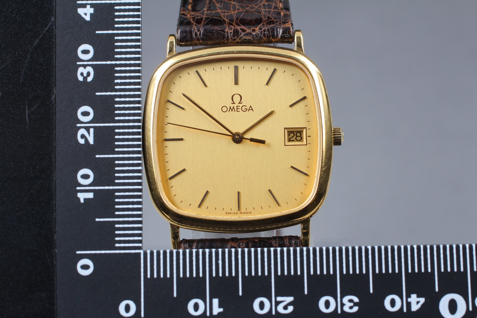 Vintage 1986 [Near MINT] Omega De Ville 196.0317 30mm Quartz Gold Dial Men's