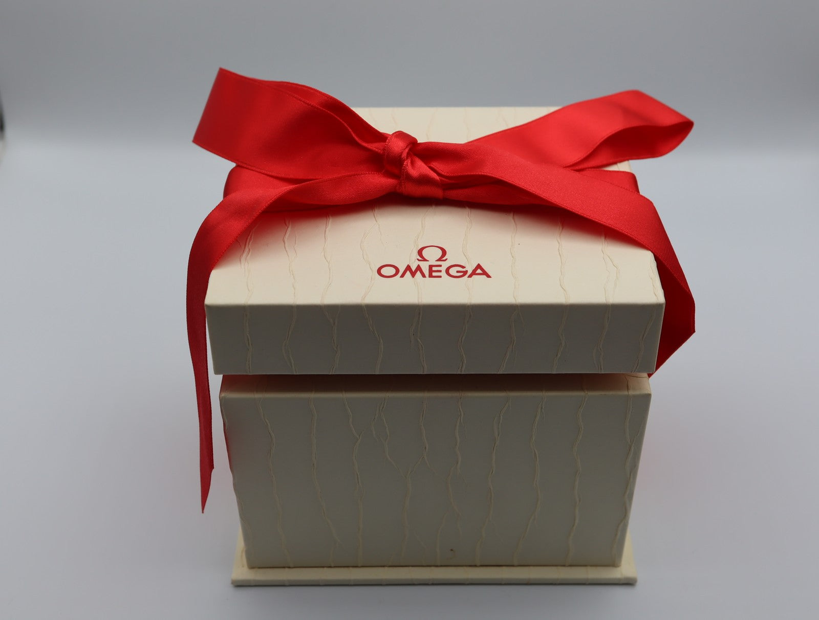 Near MINT Omega Red Ribbon White Watch Box Genuine Case Only From JAPAN #1524