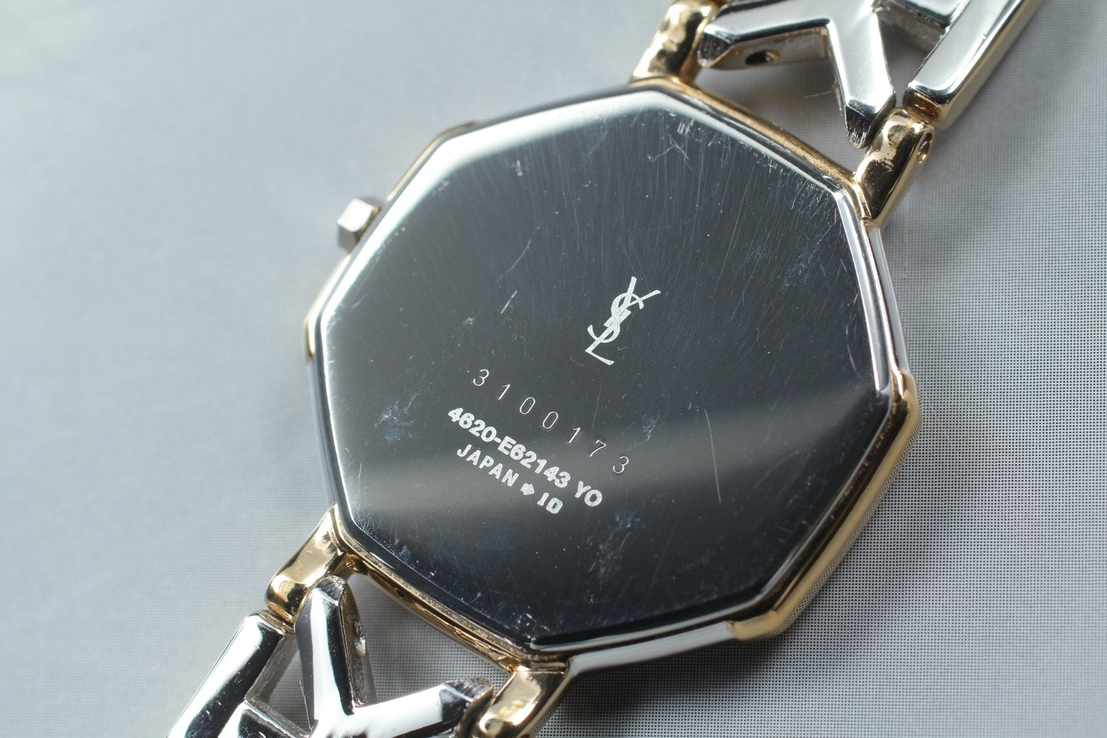 Near MINT Vintage Yves Saint Laurent 4620-E62143 28mm Quartz Gold Octagon Unisex