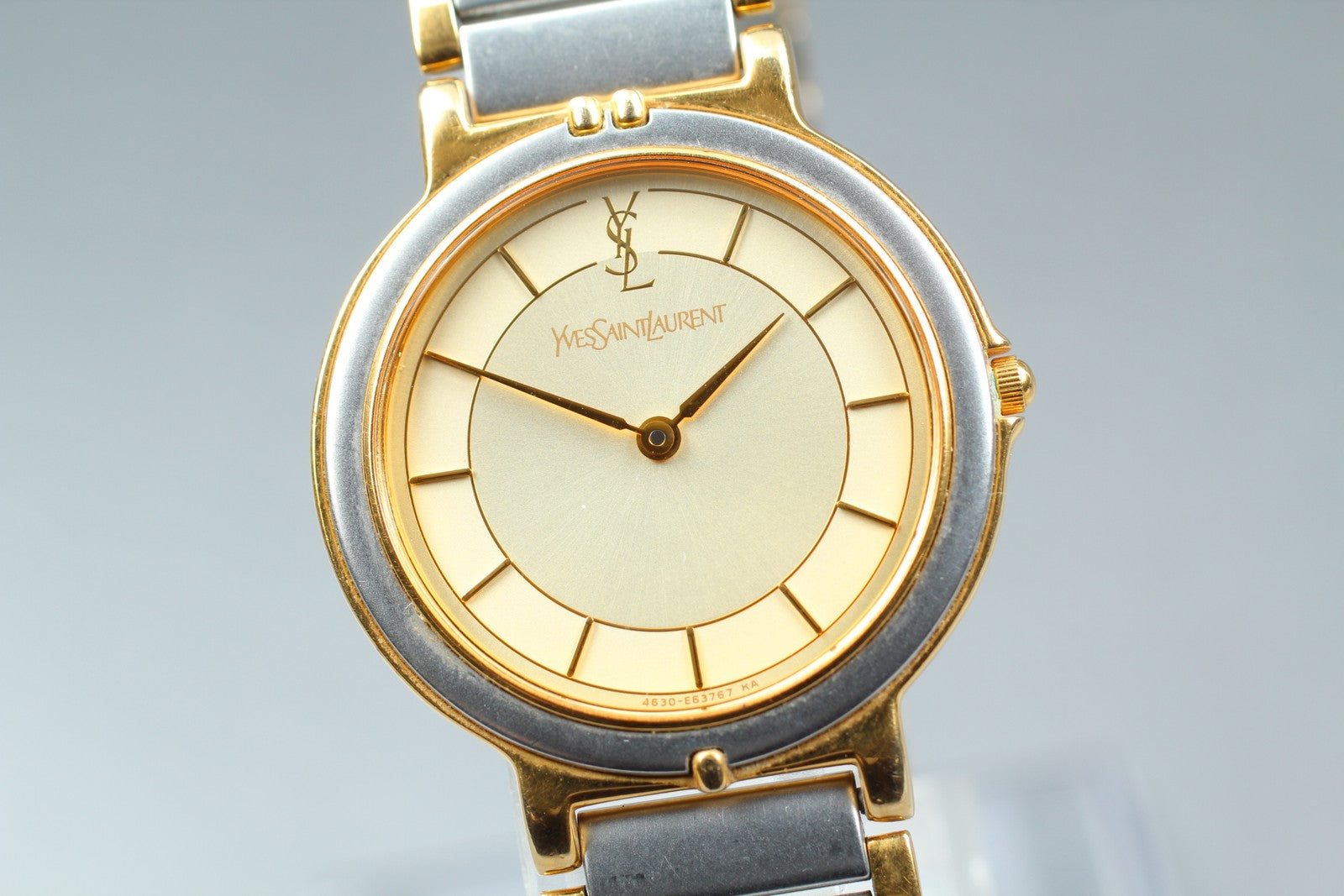 Near MINT Vintage Yves Saint Laurent 4620-E62267 30mm Quartz Gold Dial Unisex