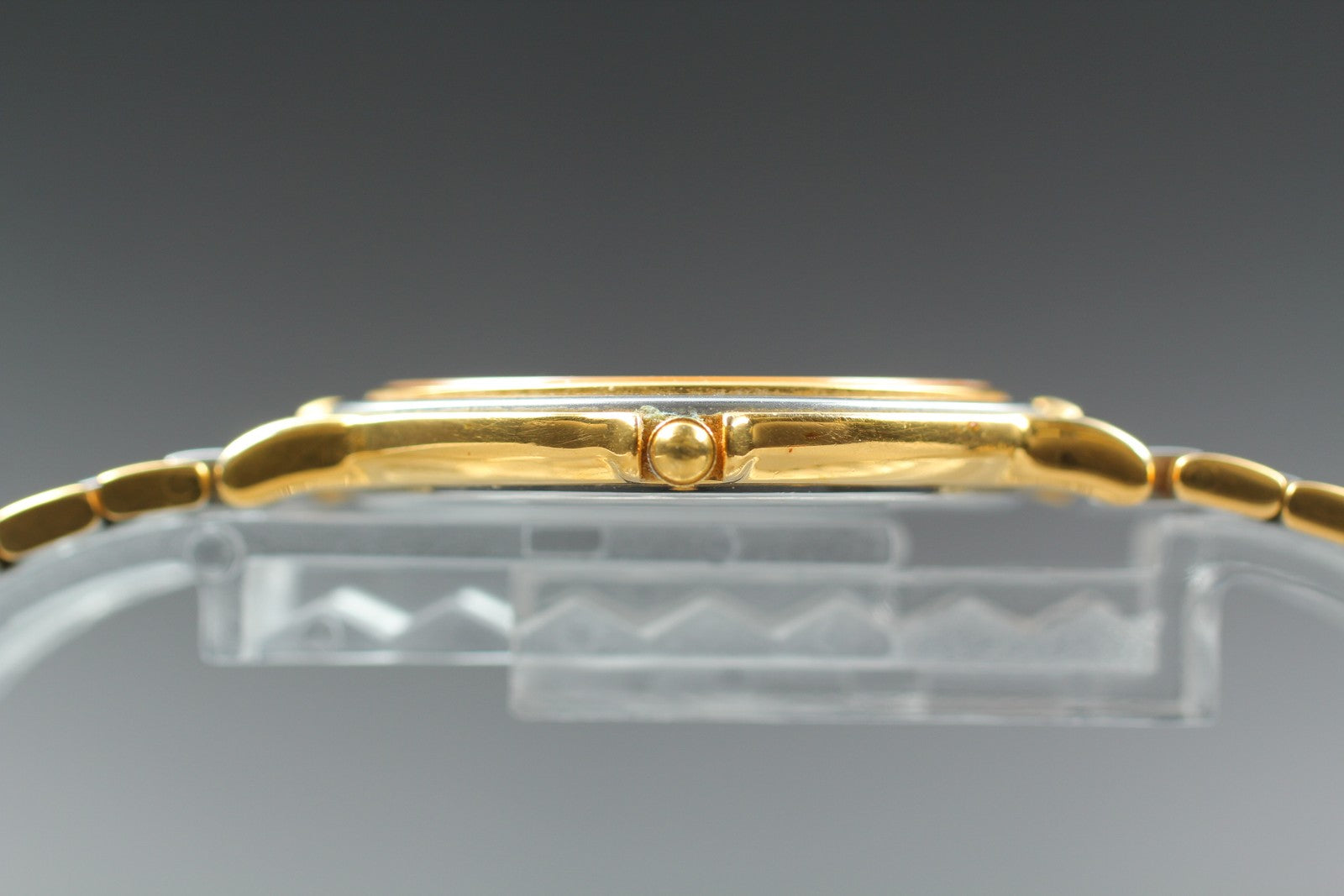 Near MINT Vintage Yves Saint Laurent 4620-E62267 30mm Quartz Gold Dial Unisex