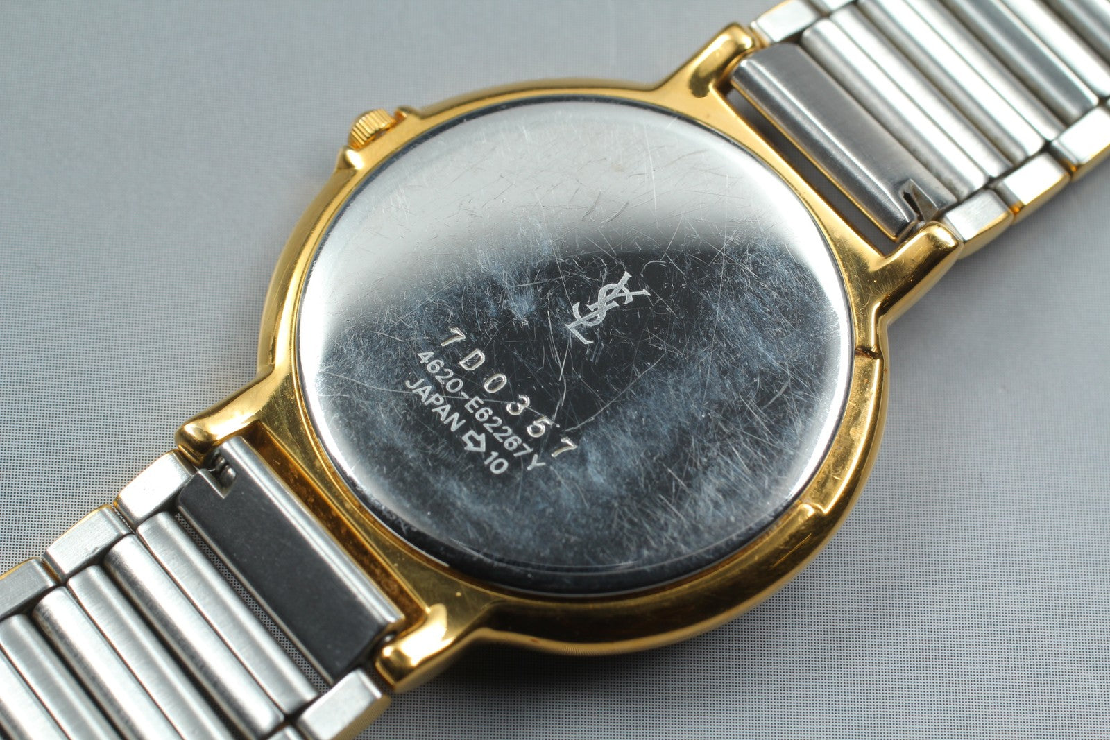 Near MINT Vintage Yves Saint Laurent 4620-E62267 30mm Quartz Gold Dial Unisex