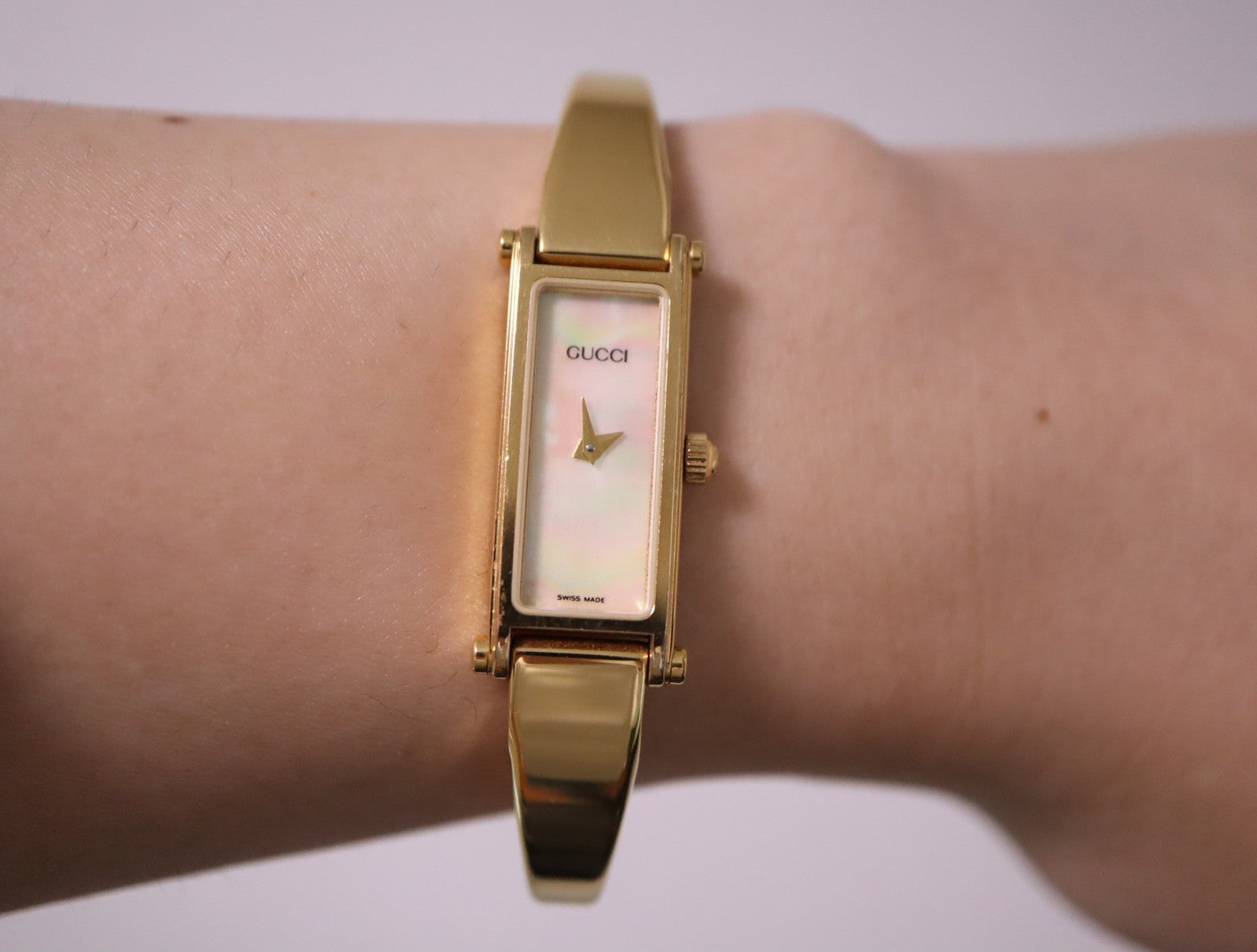 Near MINT Vintage Gucci 1500 12mm Quartz Shell Dial Gold Women's From JAPAN