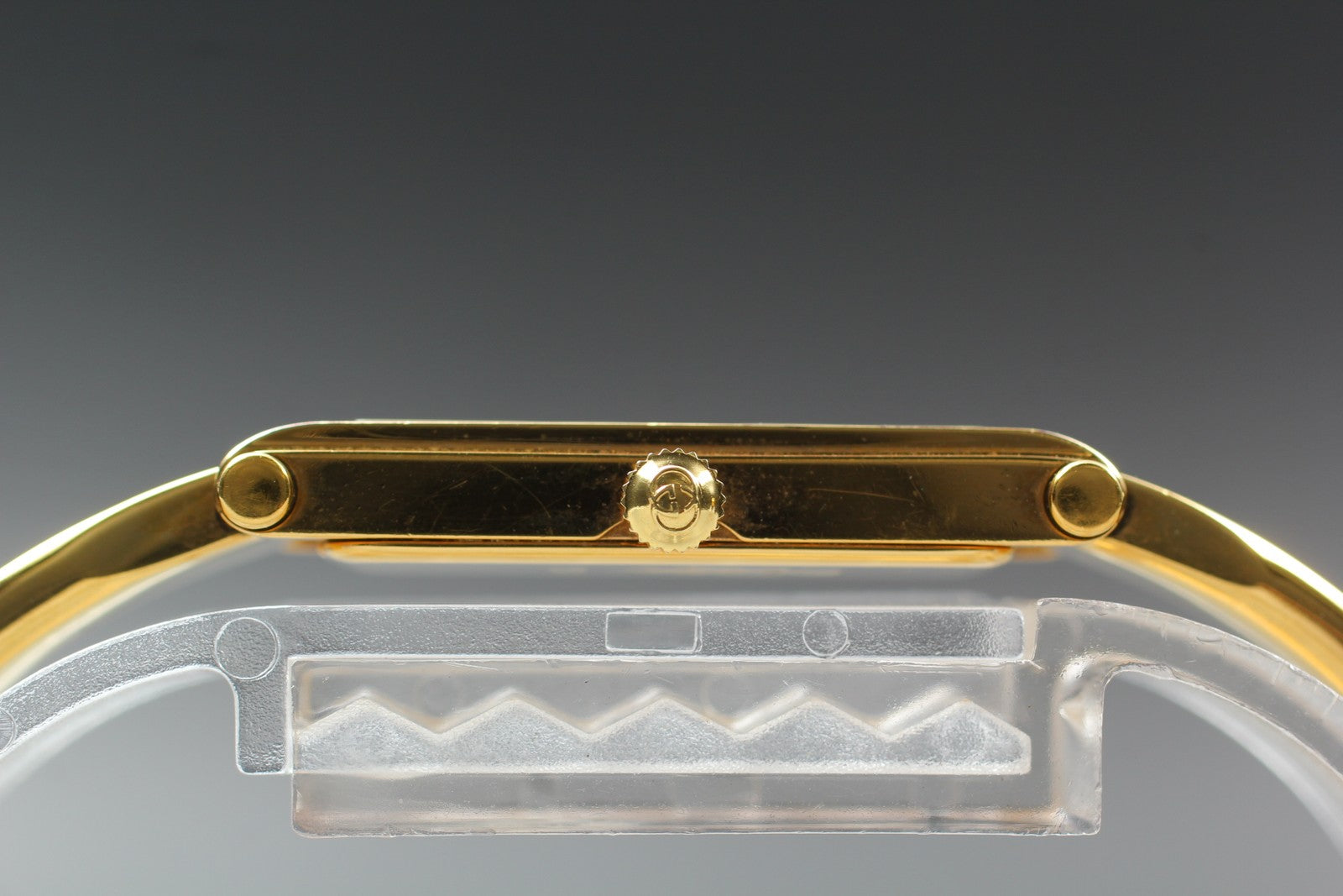 Near MINT Vintage Gucci 1500 12mm Quartz Shell Dial Gold Women's From JAPAN