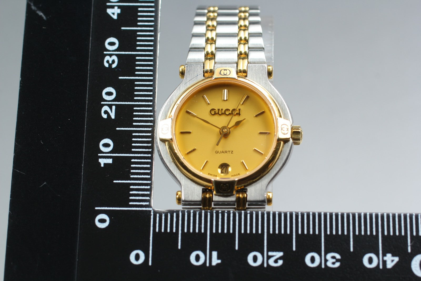 Near MINT / Box Gucci 9000L 25mm Quartz Gold Dial Women's Vintage From JAPAN