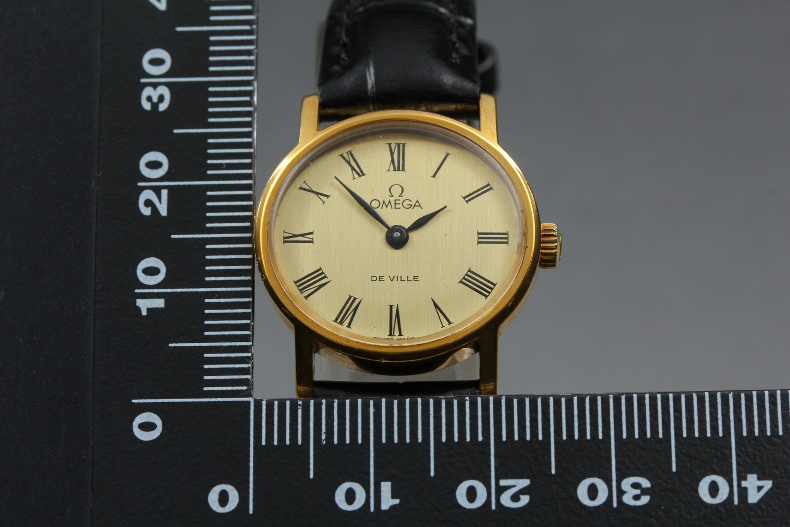1977 Near MINT OMEGA De Ville 24mm 511.0508 Manual Gold Roman Women's Vintage