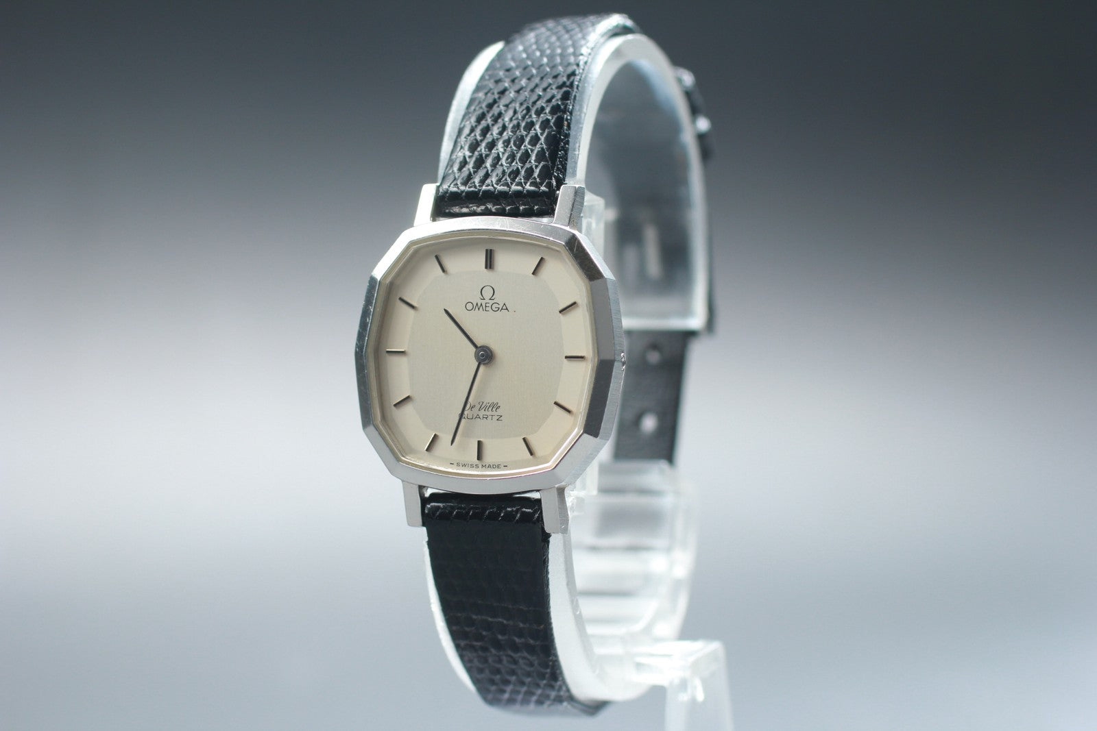 1980 Near MINT OMEGA De Ville 24mm 591.0103 Quartz Silver Dial Women's Vintage