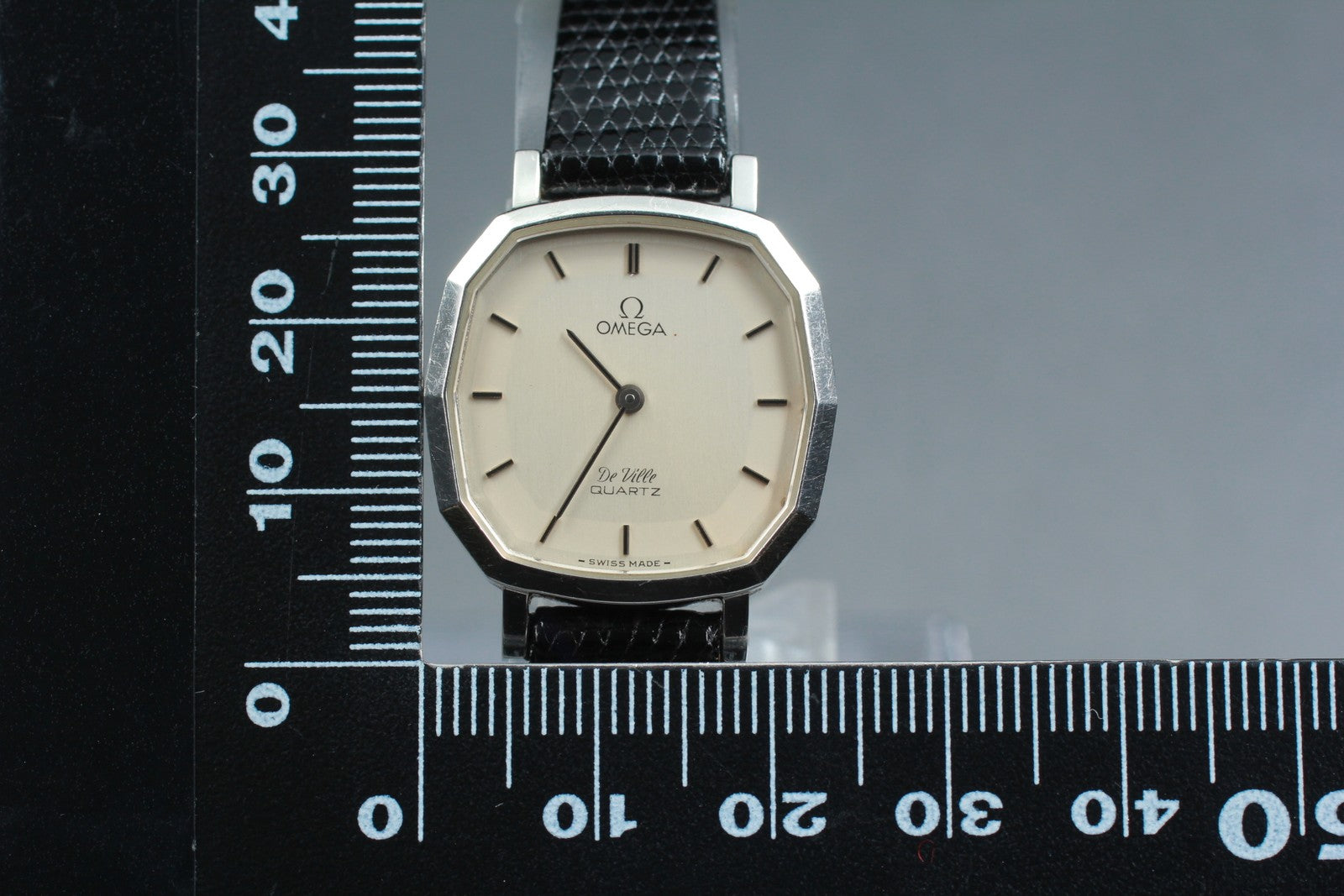 1980 Near MINT OMEGA De Ville 24mm 591.0103 Quartz Silver Dial Women's Vintage