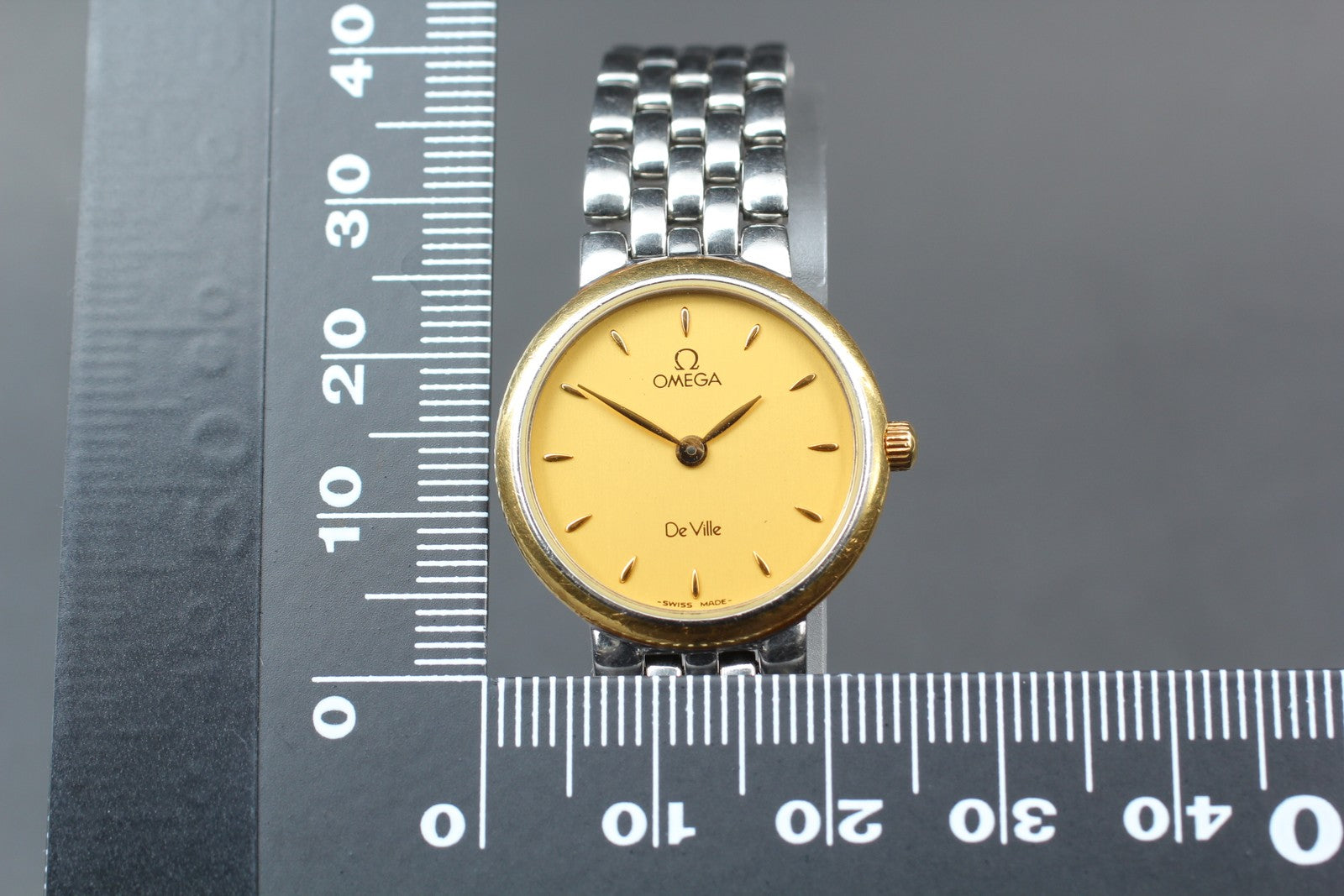 1996 Near MINT OMEGA De Ville 23mm 795.1111 Quartz Gold Dial Women's Vintage