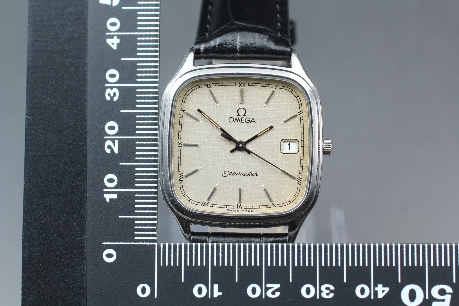 1987 Near MINT OMEGA Seamaster 31mm 196.0311 Quartz Silver Dial Men's Vintage