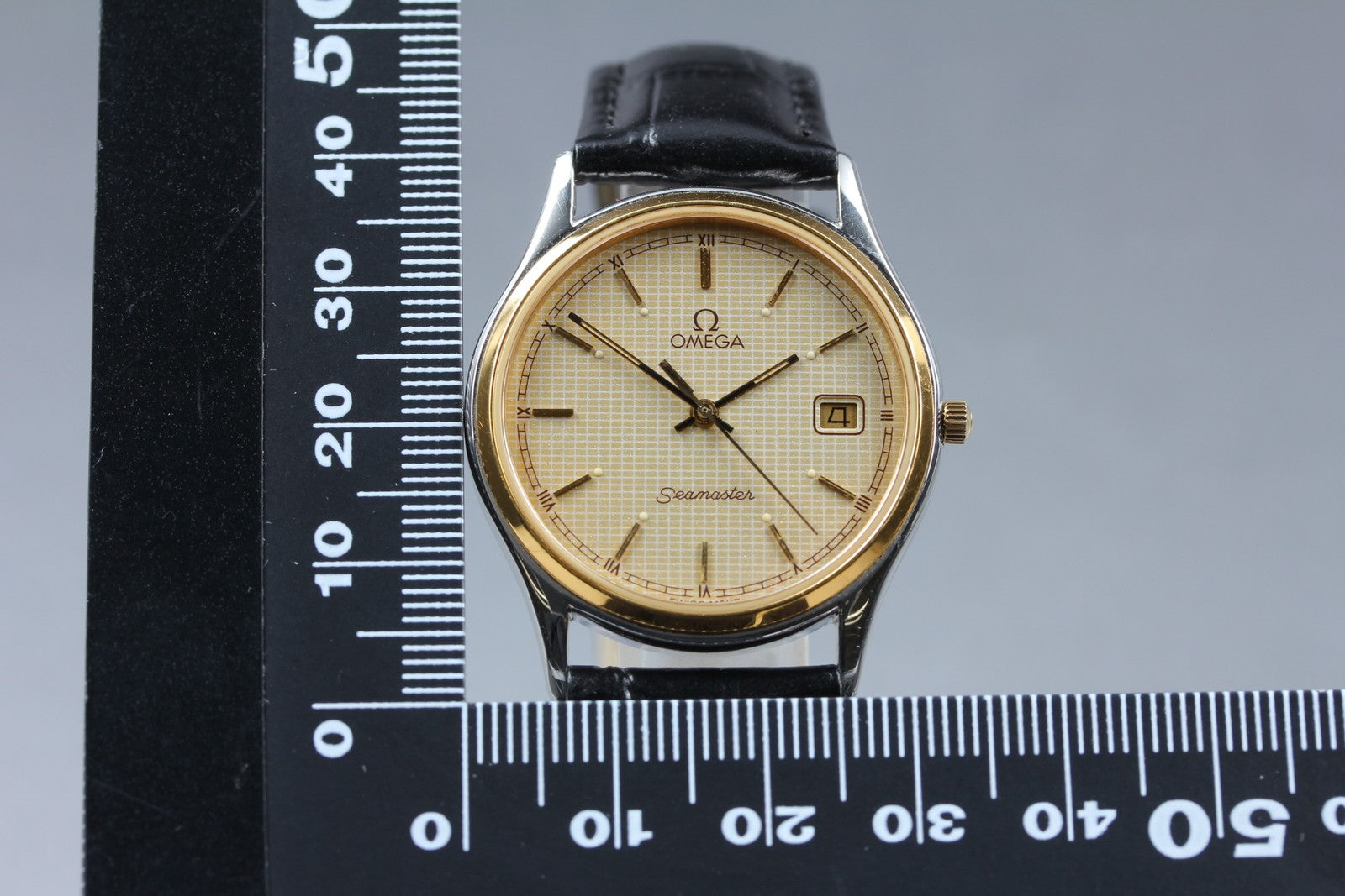 1987 Near MINT OMEGA Seamaster 33mm 196.0251 Quartz Gold Roman Men's Vintage