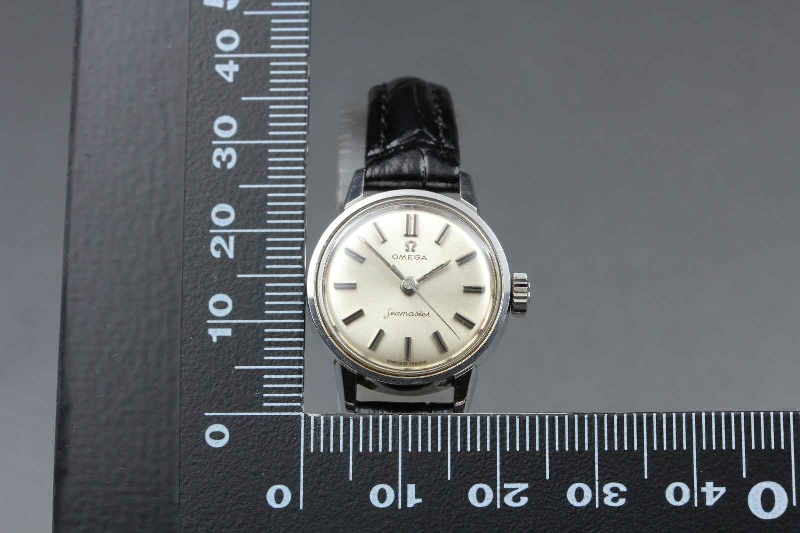 1961 Near MINT OMEGA Seamaster 21mm 10997 Manual Silver Dial Women's Vintage