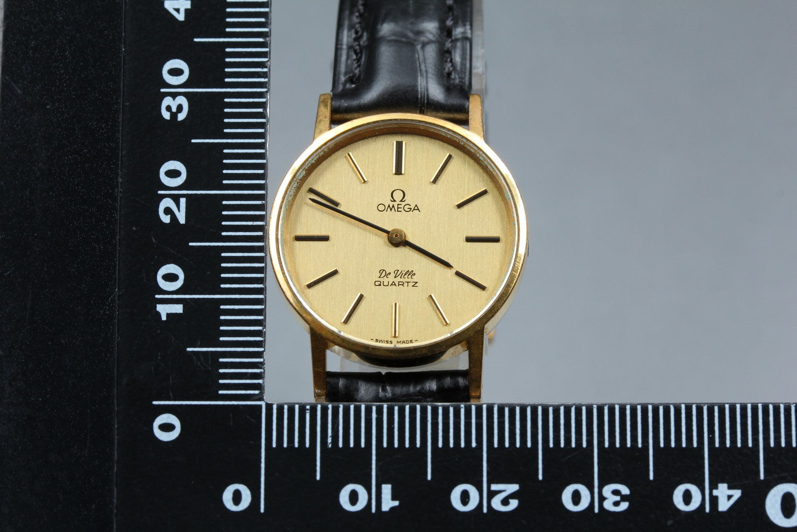 1981 Near MINT OMEGA De Ville 24mm Ref.591.0044 Quartz Gold Dial Women's Vintage