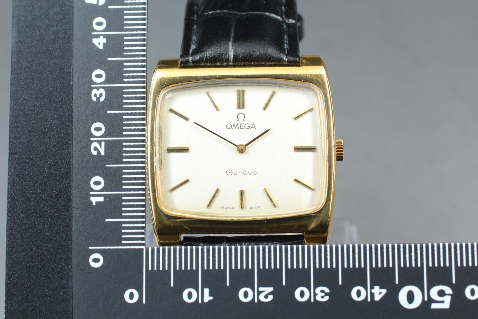 1972 Near MINT OMEGA Geneve 34mm 111.0109 Manual Wind Silver Dial Men's Vintage