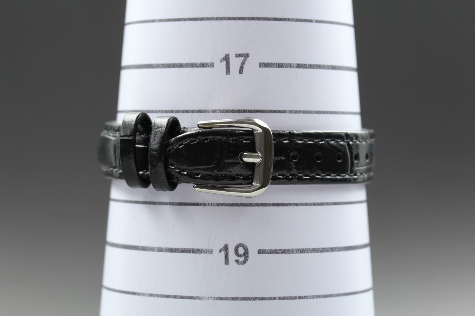 1977 Near MINT OMEGA De Ville 24mm 511.0508 Manual Silver Dial Women's Vintage