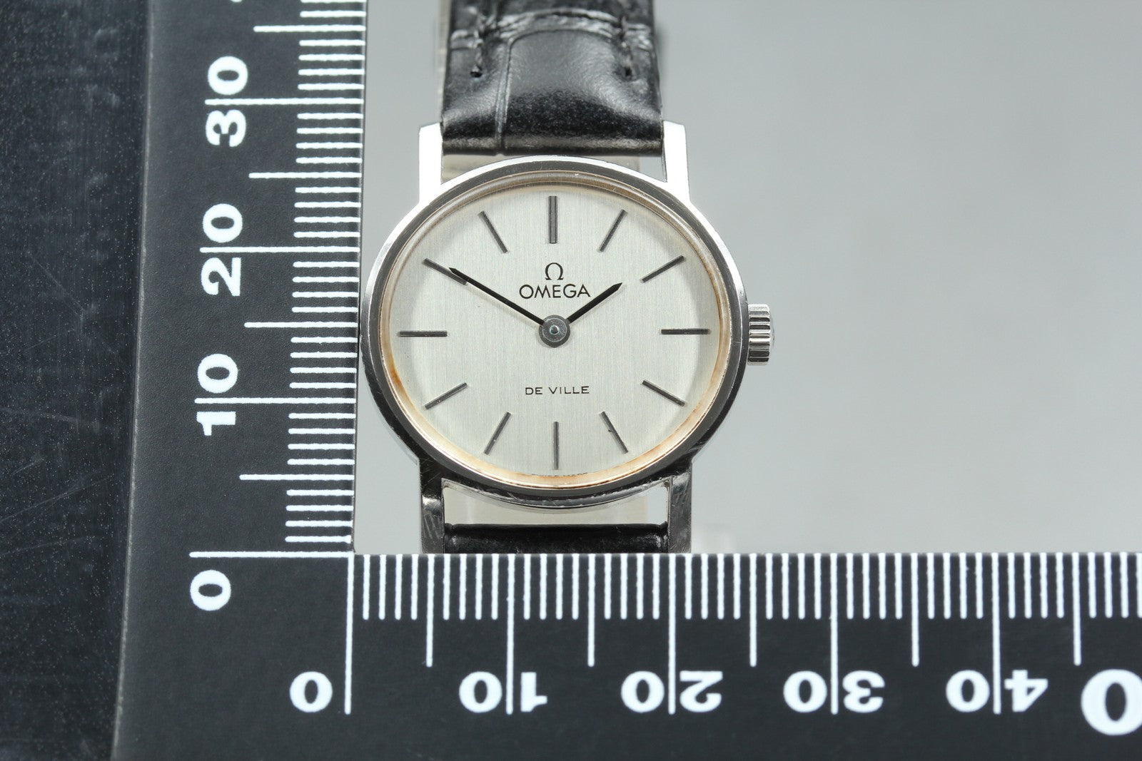 1977 Near MINT OMEGA De Ville 24mm 511.0508 Manual Silver Dial Women's Vintage