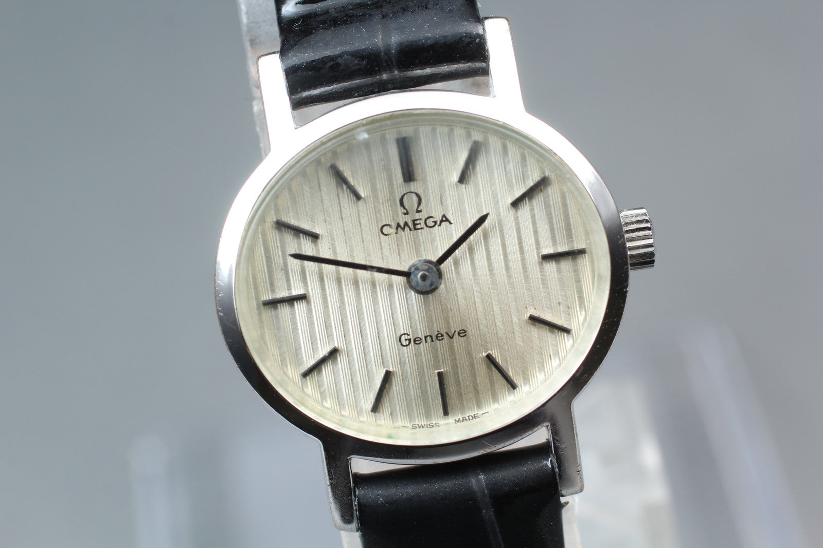 1973 Near MINT OMEGA Geneve 23mm 511.0412 Manual Silver Dial Women's Vintage