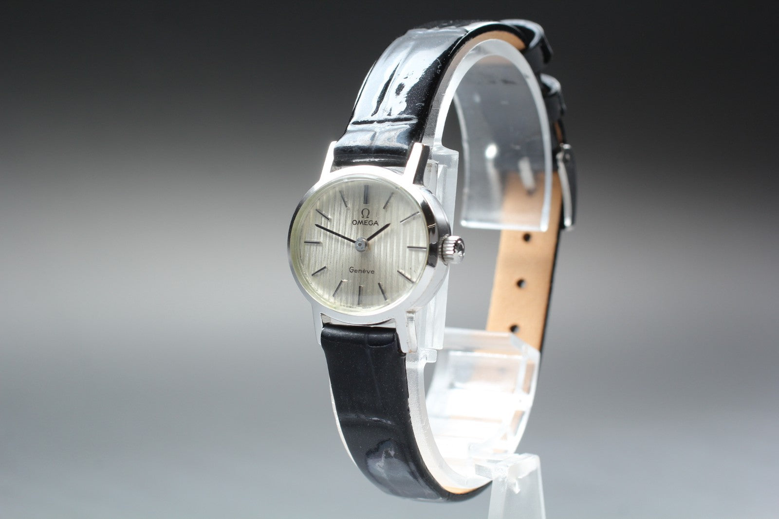 1973 Near MINT OMEGA Geneve 23mm 511.0412 Manual Silver Dial Women's Vintage