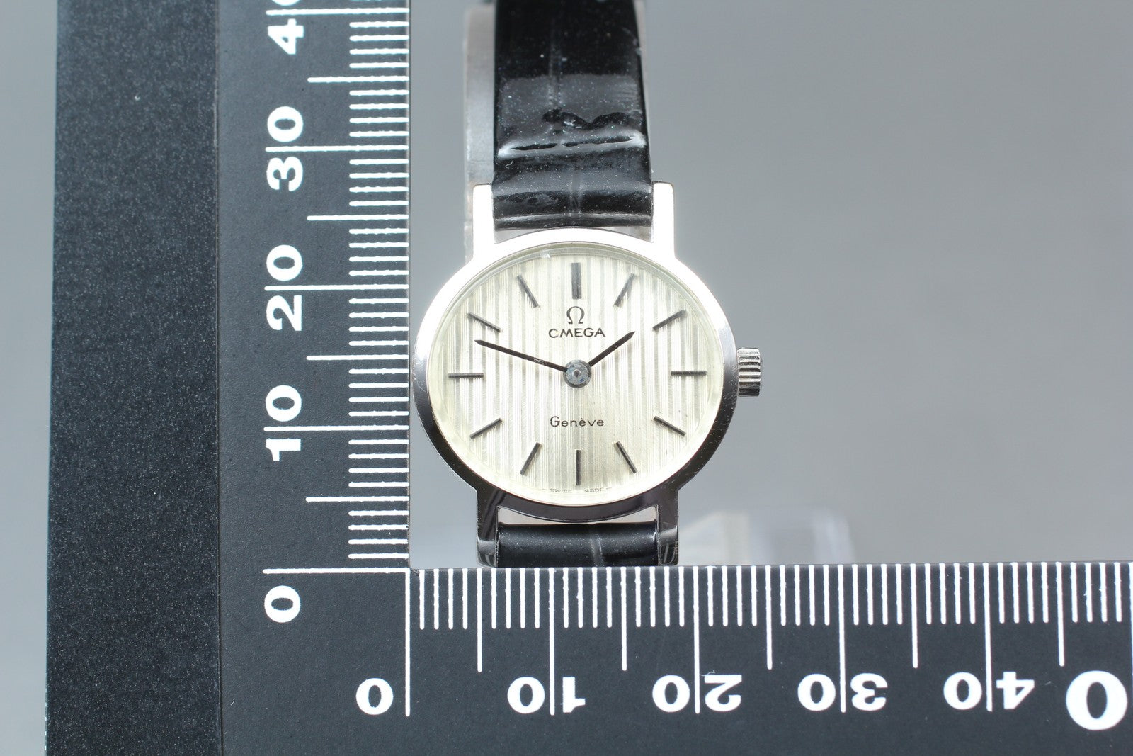1973 Near MINT OMEGA Geneve 23mm 511.0412 Manual Silver Dial Women's Vintage