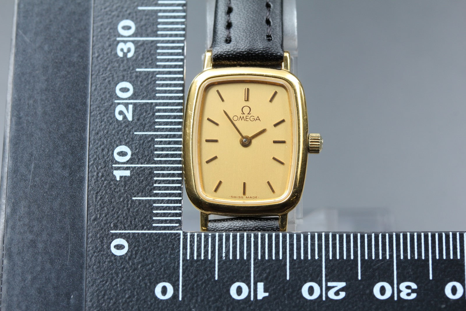 1987 Near MINT OMEGA De Ville 18mm 595.0099 Quartz Gold Dial Women's Vintage