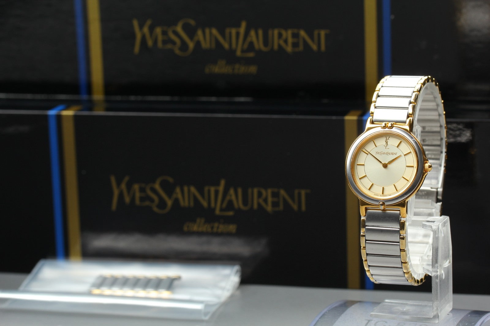 Near MINT/Box Yves Saint Laurent 2200-228481 23mm Quartz Gold Women's Vintage