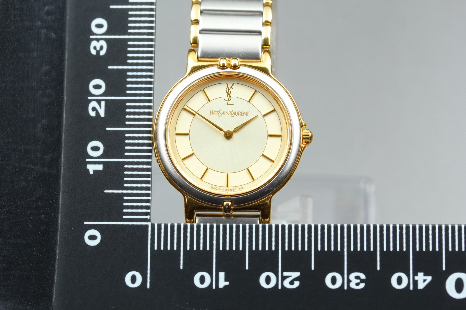 Near MINT/Box Yves Saint Laurent 2200-228481 23mm Quartz Gold Women's Vintage