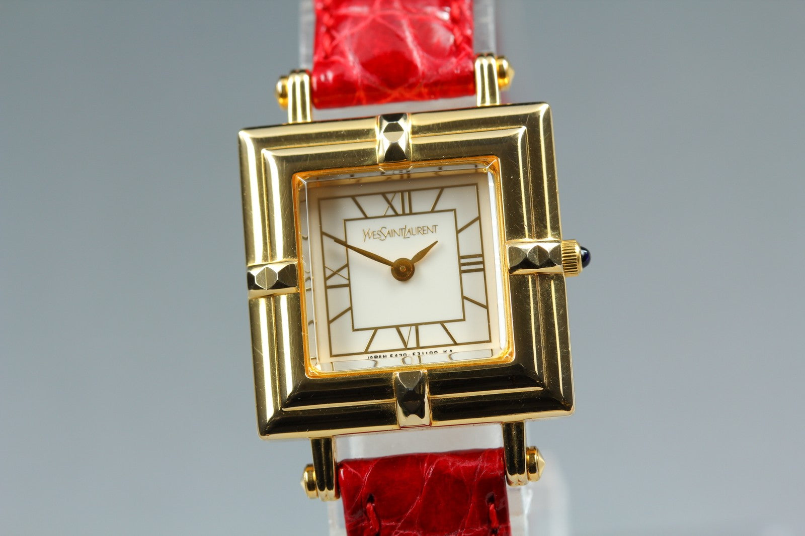 Near MINT Yves Saint Laurent 21mm 5420-F46657 White Roman Quartz Women's Vintage