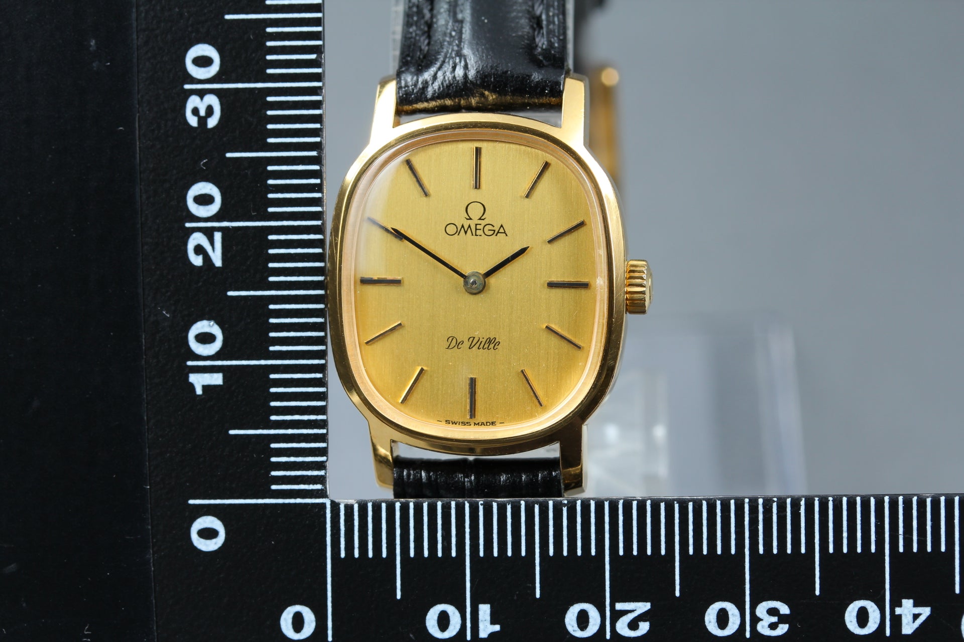 1979 Near MINT OMEGA De Ville 21mm 511.0509 Manual Gold Dial Women's Vintage