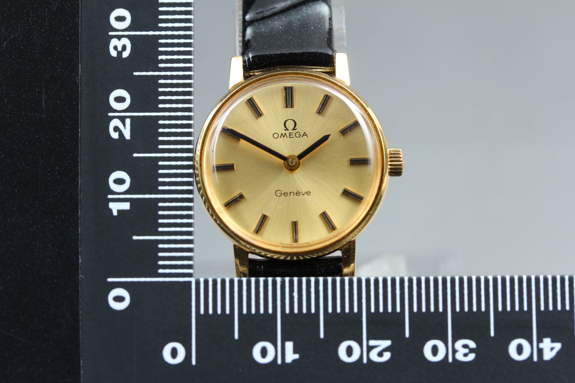 1972 Near MINT OMEGA Geneve 23mm 511.457 Manual Wind Gold Dial Women's Vintage
