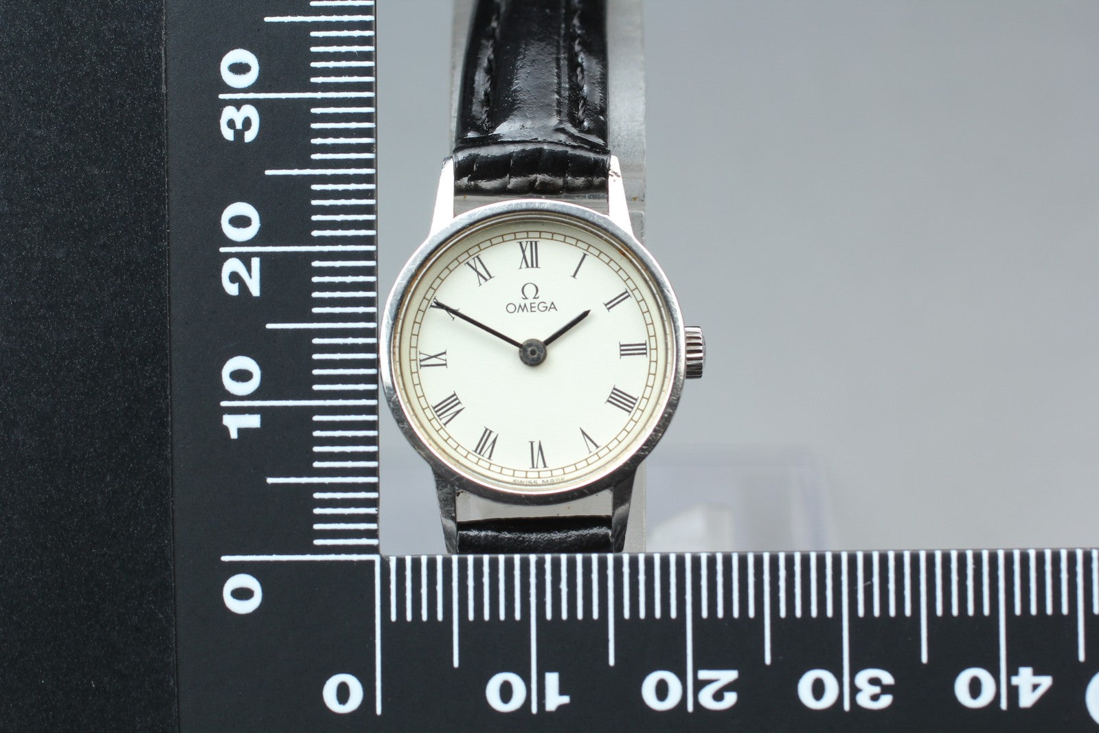 1972 Near MINT OMEGA De Ville 20mm 511.0371 Manual White Roman Women's Vintage