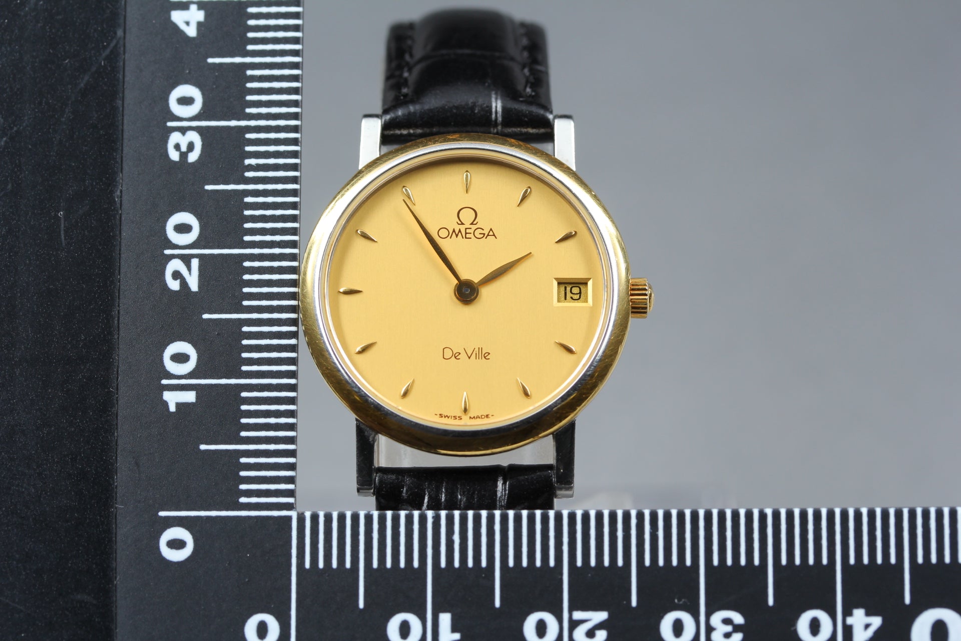 1994 Near MINT OMEGA De Ville 25mm 596.2579 Quartz Gold Dial Women's Vintage