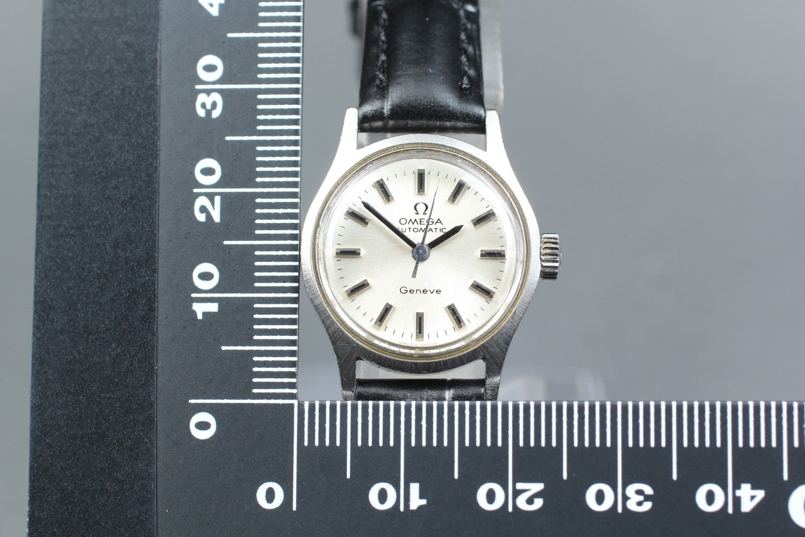 1969 Near MINT OMEGA Geneve 22mm 565.018 Automatic Silver Dial Women's Vintage