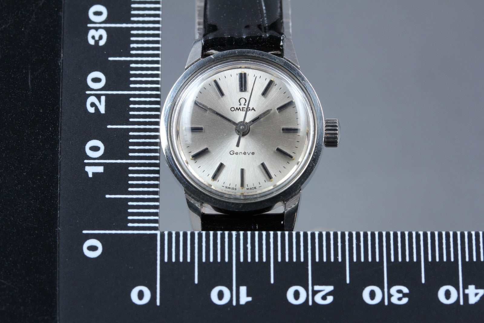 1973 Near MINT OMEGA Geneve 22mm 535.025 Manual Wind Silver Dial Women's Vintage