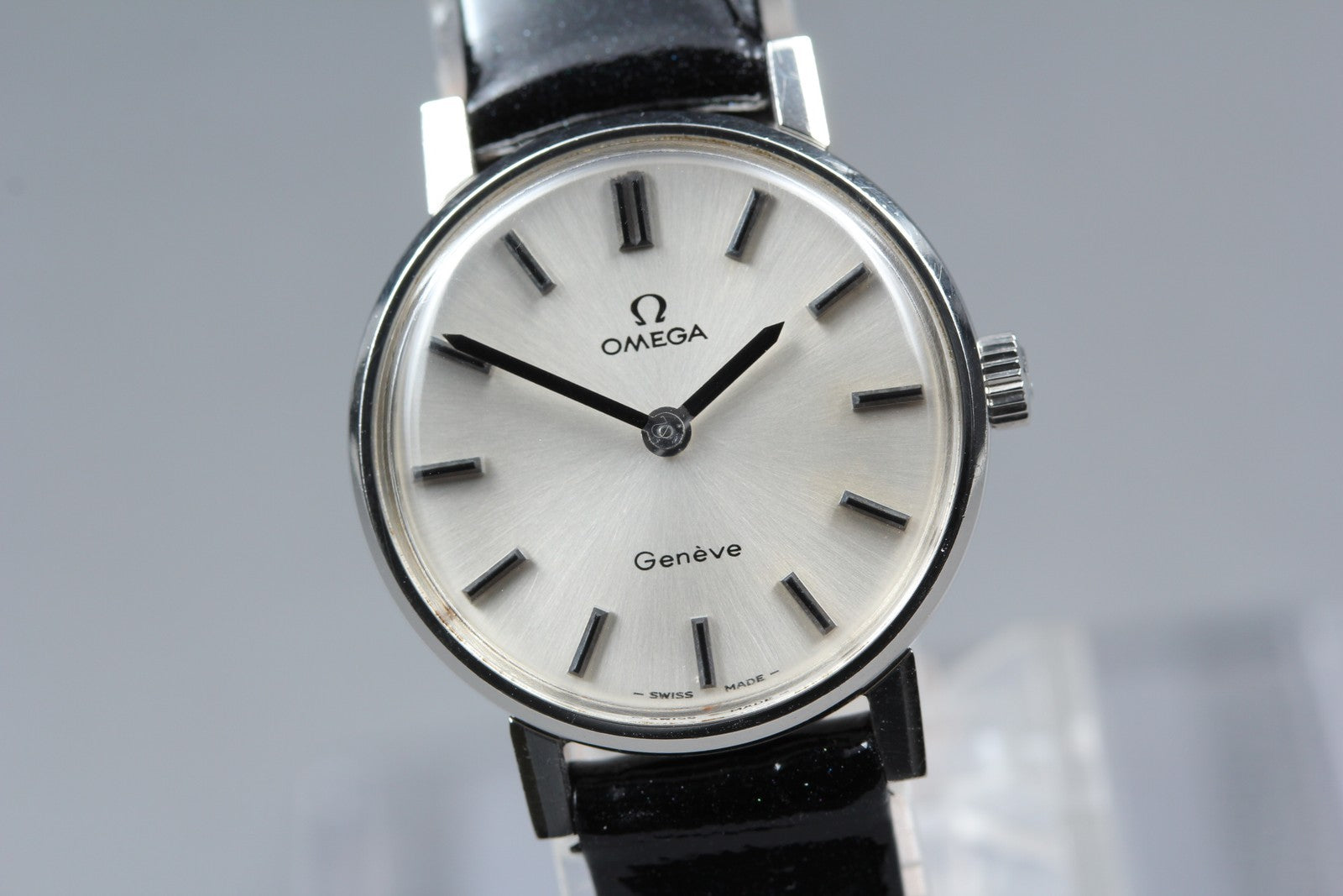 1972 Near MINT OMEGA Geneve 23mm 511.409 Manual Wind Silver Dial Women's Vintage