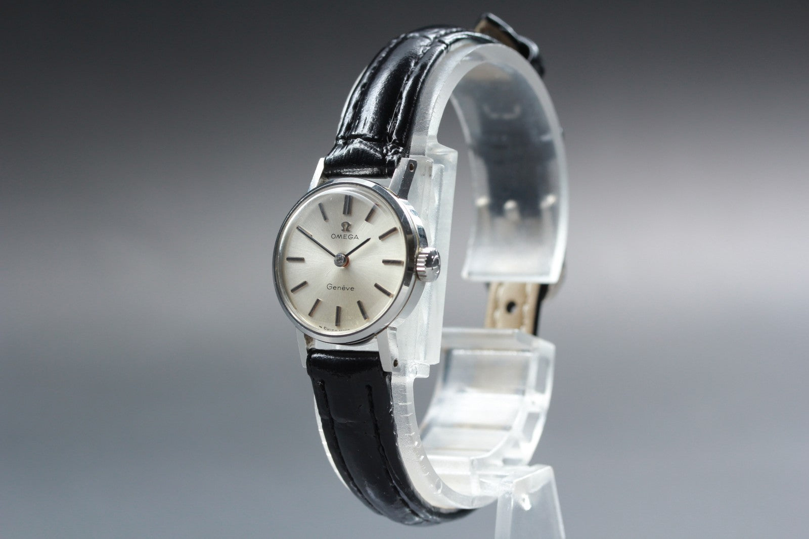 1967 Near MINT OMEGA Geneve 20mm 511.213 Manual Wind Silver Dial Women's Vintage