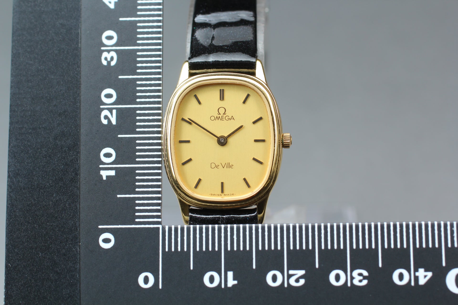 1984 Near MINT OMEGA De Ville 20mm 591.0281 Quartz Gold Dial Women's Vintage