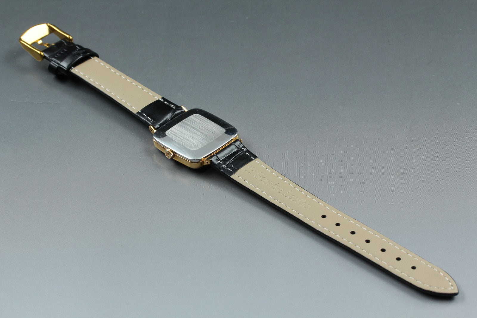 1974 Near MINT OMEGA Geneve 27mm 511.0415 Manual Gold Roman Dial Women's Vintage