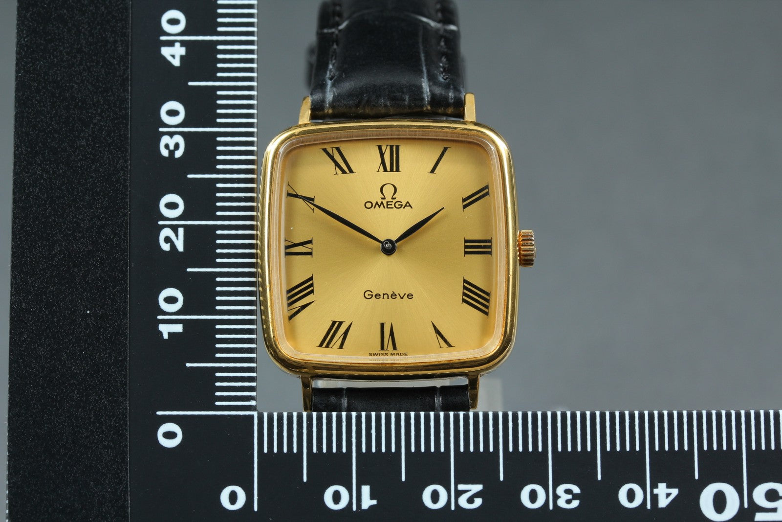 1974 Near MINT OMEGA Geneve 27mm 511.0415 Manual Gold Roman Dial Women's Vintage