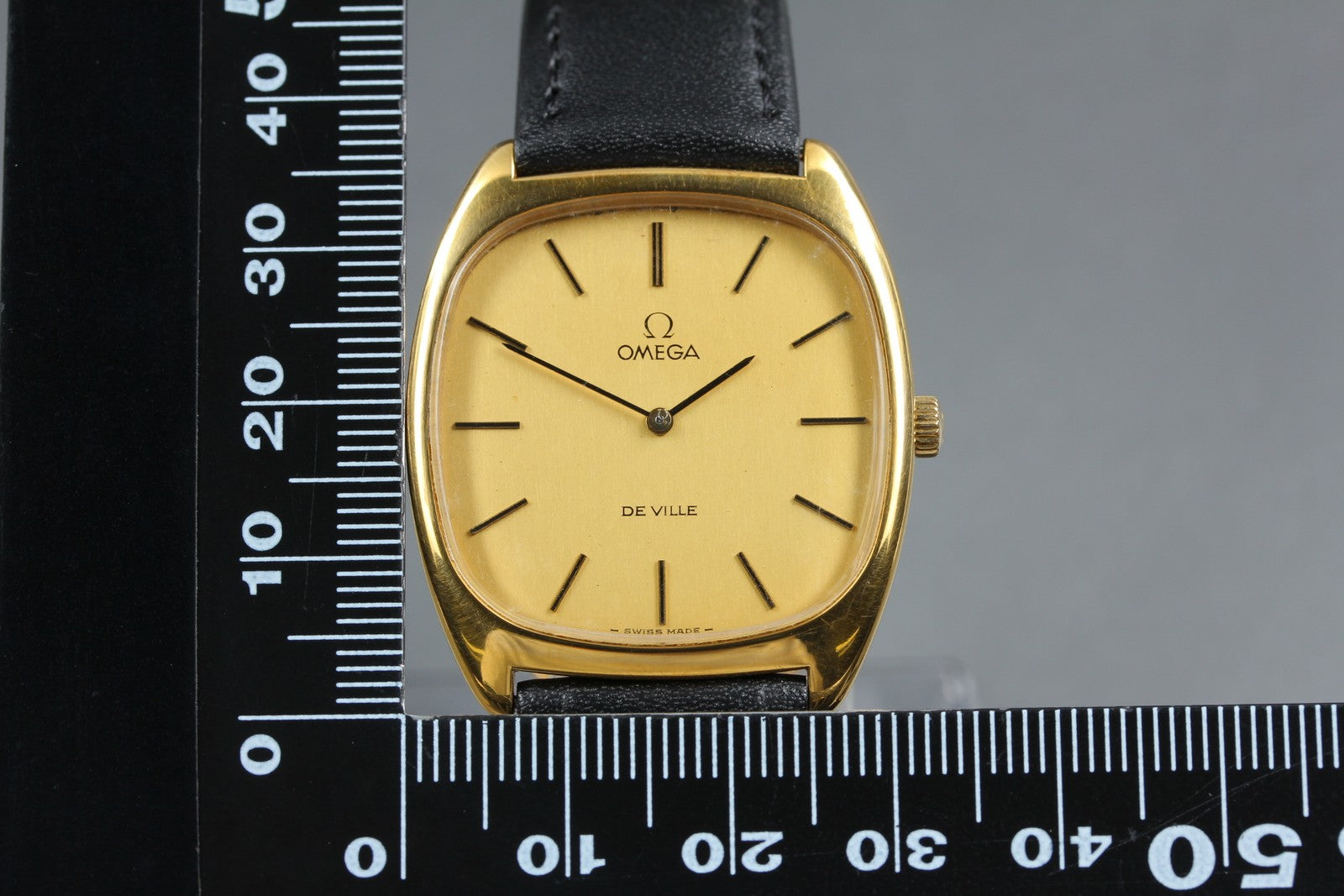 1976 Near MINT OMEGA De Ville 32mm 111.0139 Manual Wind Gold Dial Men's Vintage