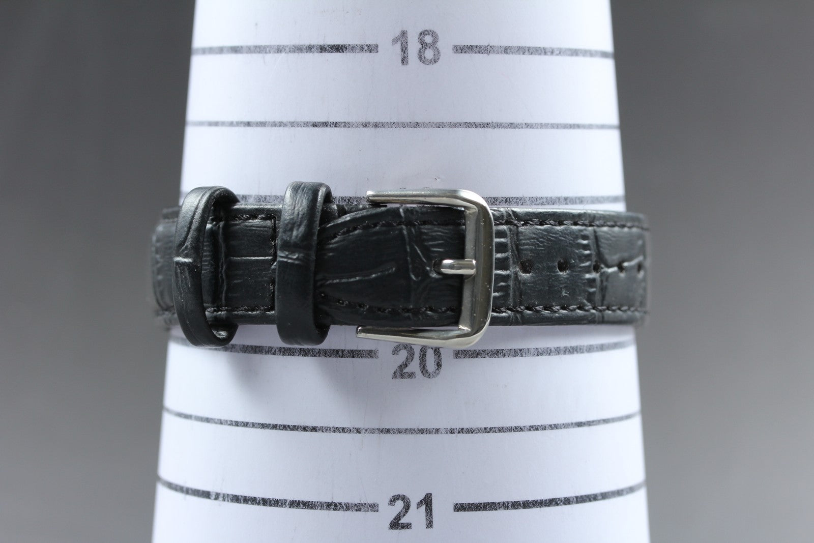 1979 Near MINT OMEGA De Ville 31mm 192.0048 Quartz Silver Dial Men's Vintage