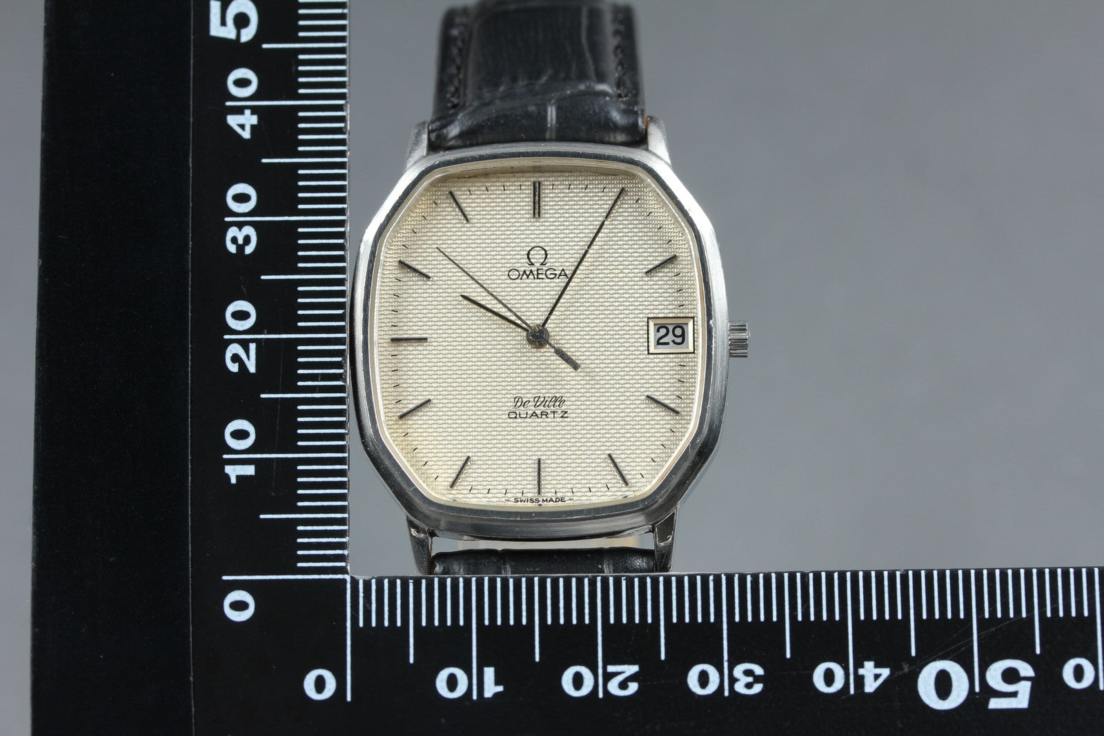 1979 Near MINT OMEGA De Ville 31mm 192.0048 Quartz Silver Dial Men's Vintage