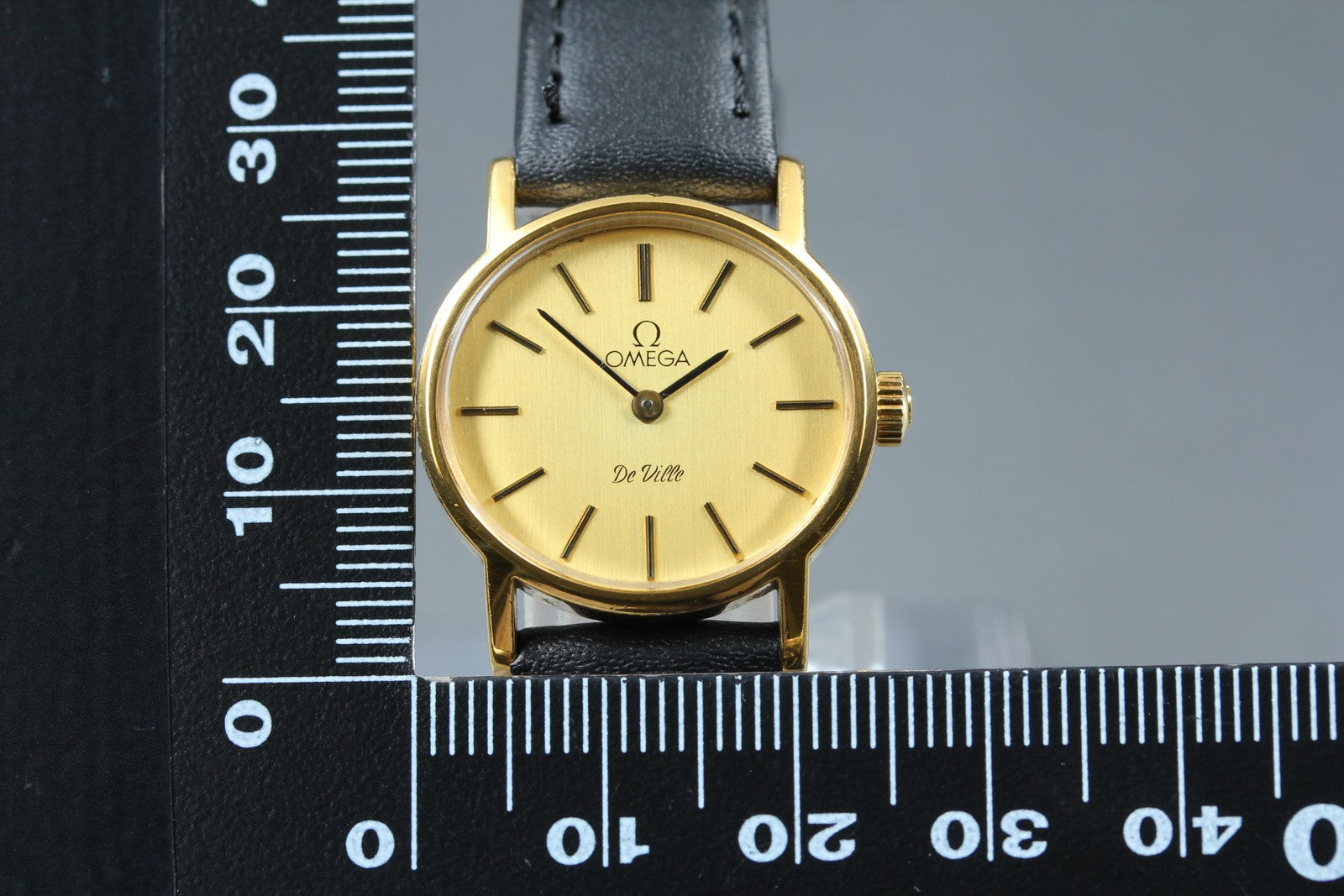1979 Near MINT OMEGA De Ville 24mm 511.0508 Manual Gold Dial Women's Vintage