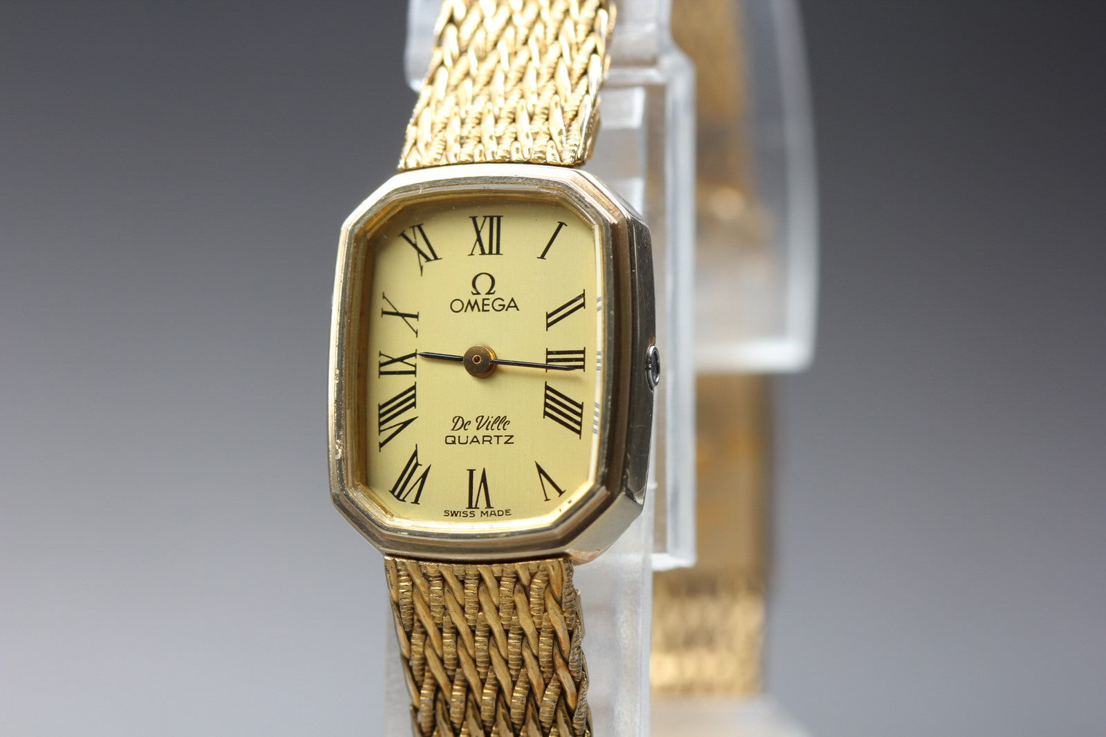 1980 Near MINT OMEGA De Ville 16mm 591.0115 Quartz Gold Roman Dial Women Vintage