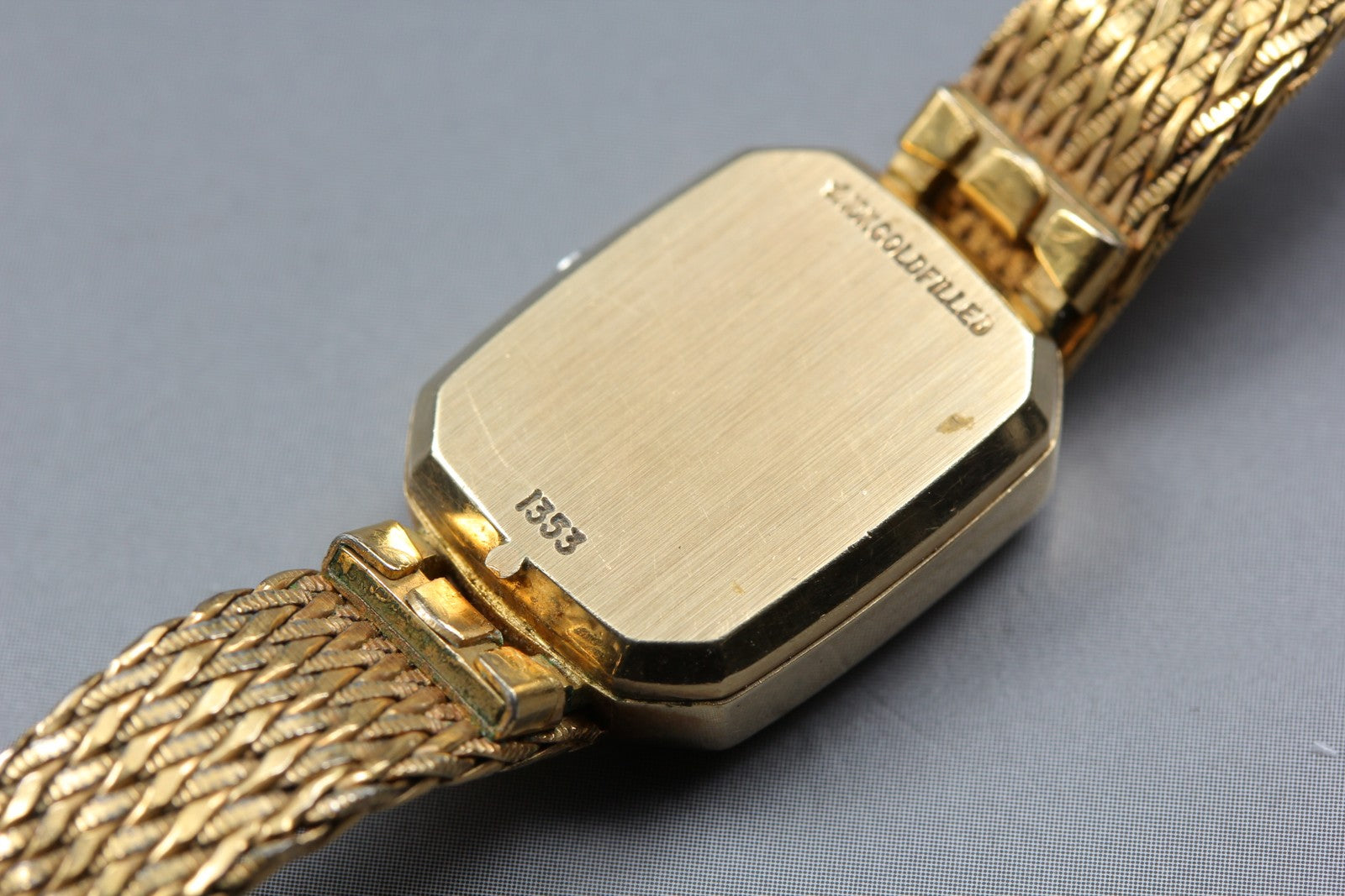 1980 Near MINT OMEGA De Ville 16mm 591.0115 Quartz Gold Roman Dial Women Vintage