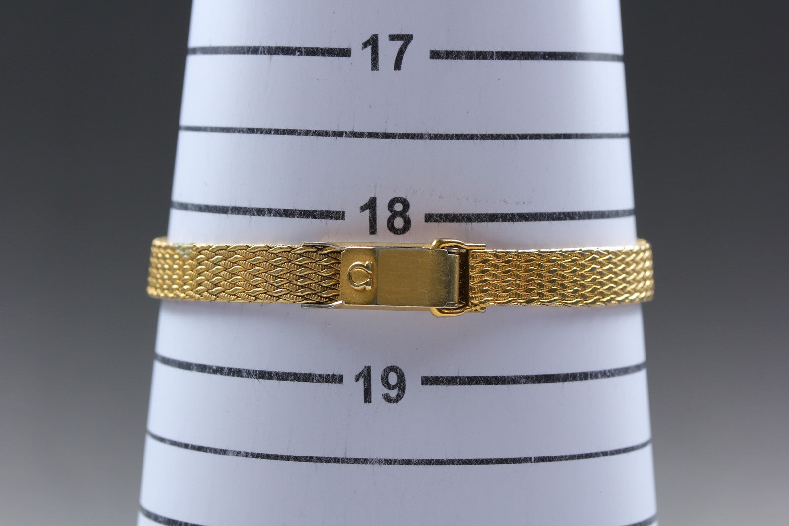 1980 Near MINT OMEGA De Ville 16mm 591.0115 Quartz Gold Roman Dial Women Vintage
