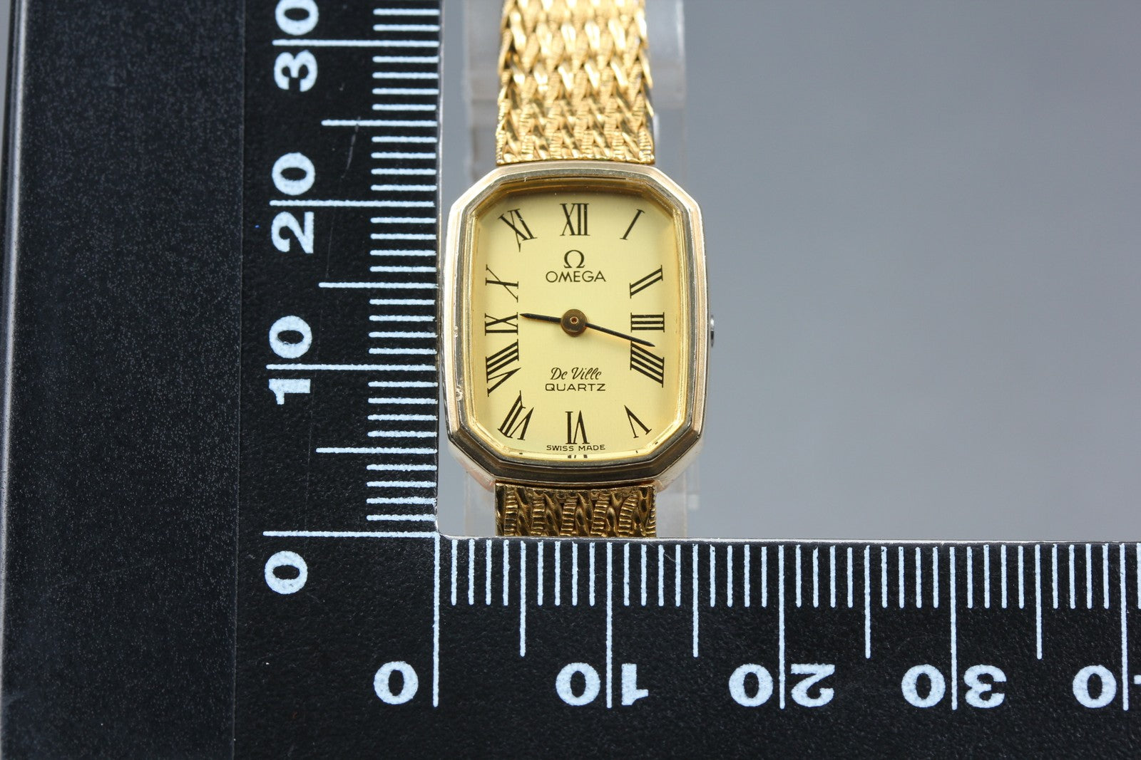 1980 Near MINT OMEGA De Ville 16mm 591.0115 Quartz Gold Roman Dial Women Vintage
