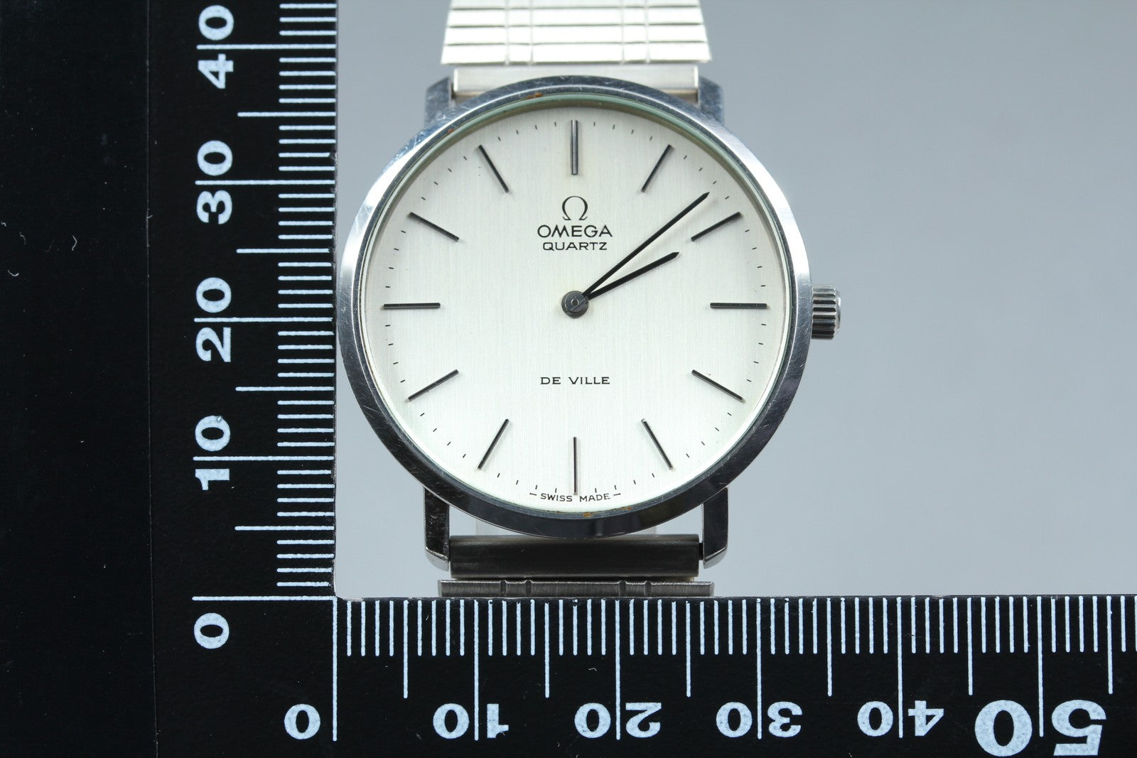1977 Near MINT OMEGA De Ville 34mm 191.0044 Quartz Silver Dial Men's Vintage