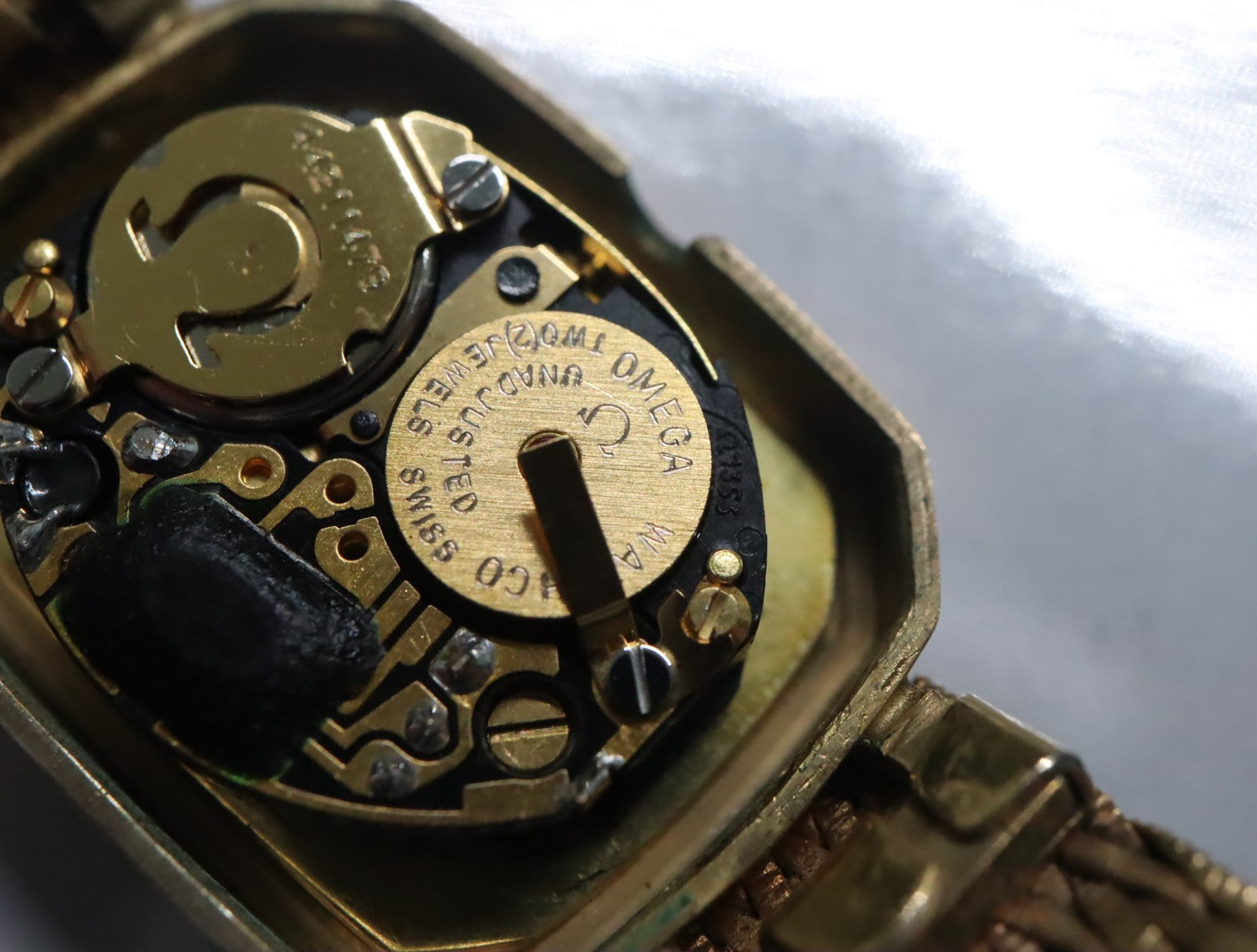 1980 Near MINT OMEGA De Ville 16mm 591.0115 Quartz Gold Roman Dial Women Vintage