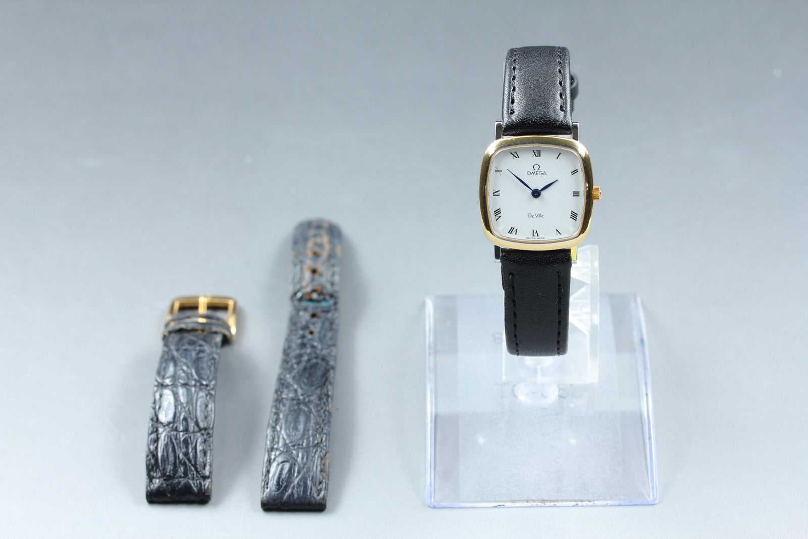 1993 Near MINT OMEGA De Ville 23mm 595.3111 Quartz White Roman Women's Vintage